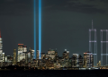 Nueva York despliega 2.977 drones por el 25 aniversario del 11-S y dibuja las Torres Gemelas en el cielo de Manhattan: el sentido homenaje a las víctimas del atentado terrorista