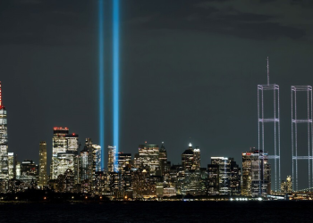 Nueva York despliega 2.977 drones por el 25 aniversario del 11-S y dibuja las Torres Gemelas en el cielo de Manhattan: el sentido homenaje a las víctimas del atentado terrorista