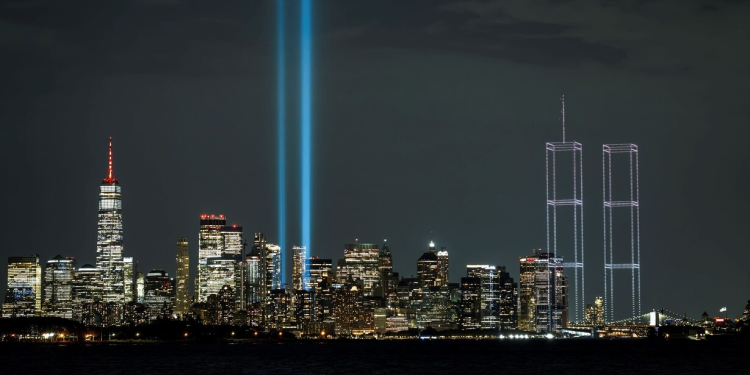 Nueva York despliega 2.977 drones por el 25 aniversario del 11-S y dibuja las Torres Gemelas en el cielo de Manhattan: el sentido homenaje a las víctimas del atentado terrorista