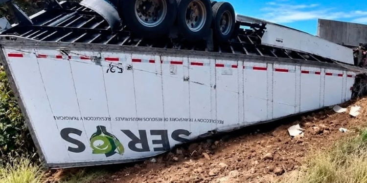 Muere trailero tras volcadura en el tramo Ímuris-Cananea