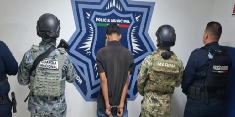 Un Menor y Un Joven Fueron Detenidos en Posesión de Armas y Drogas en Cajeme