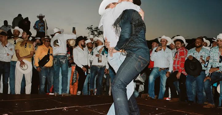Una quedada de vaqueros gais en México: ‘caballitos’ de tequila, cumbia sonidera y besos