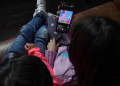 Al año, jóvenes mexicanos pasan 90 días ininterrumpidos frente al teléfono, revela Inegi; niños también se ven afectados