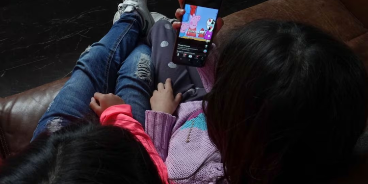 Al año, jóvenes mexicanos pasan 90 días ininterrumpidos frente al teléfono, revela Inegi; niños también se ven afectados