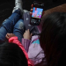 Al año, jóvenes mexicanos pasan 90 días ininterrumpidos frente al teléfono, revela Inegi; niños también se ven afectados