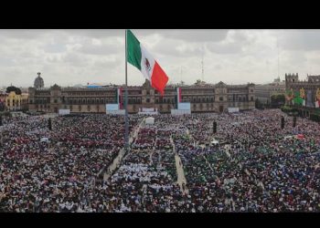 El Zócalo se desborda: miles de personas se congregan para el mensaje final de Sheinbaum