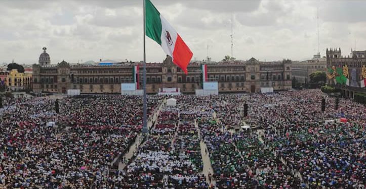 El Zócalo se desborda: miles de personas se congregan para el mensaje final de Sheinbaum