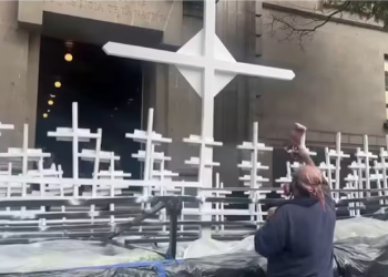 Restauran antimonumento de la Guardería ABC frente a la SCJN para filmar película de Gael García