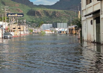 Marea alta inunda calles y viviendas en Guaymas y Empalme, autoridades realizan cierres preventivos