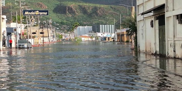 Marea alta inunda calles y viviendas en Guaymas y Empalme, autoridades realizan cierres preventivos