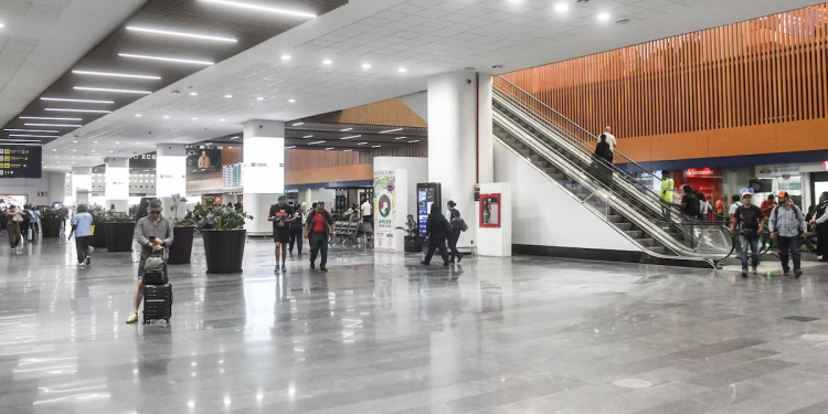 Senadores quieren ‘trato VIP’ en el AICM: Piden usar salón exclusivo para diplomáticos