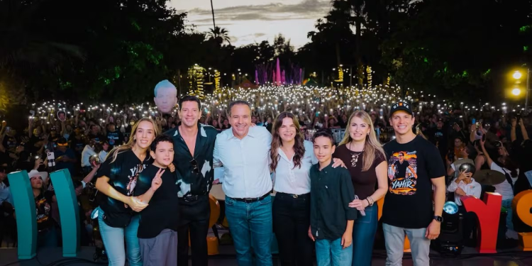 Toño Astiazarán reconoce a Yahir como Hermosillense Distinguido ante 3 mil 500 personas