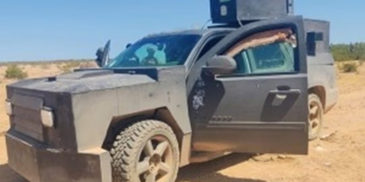 Acusan a 13 personas de llevar autos blindados robados de EU a cárteles; hay dos mexicanos señalados