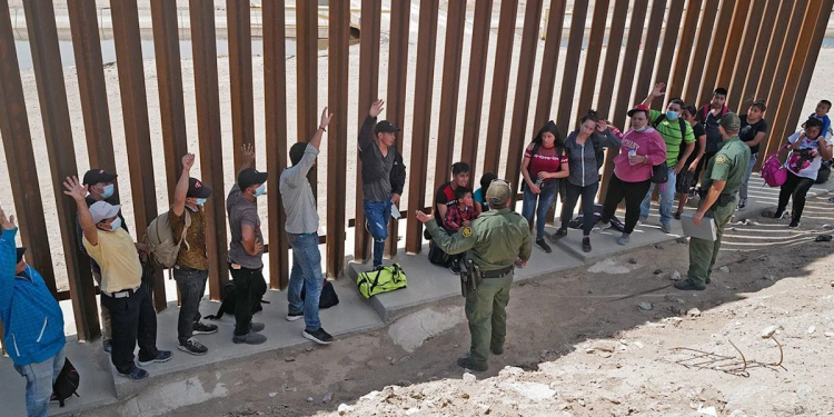 El exjefe de la Patrulla Fronteriza recuerda el caos provocado por la oleada de migrantes de « Biden », mientras que las medidas de Trump logran un cambio histórico