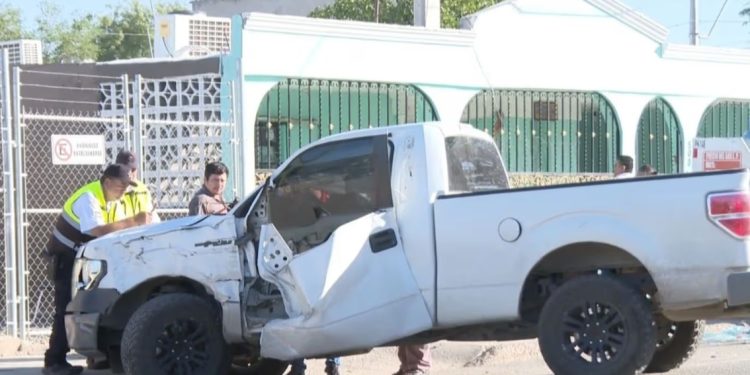 Mujer e Hijo Menor de Edad Resultaron Lesionados tras Volcar Vehículo en Hermosillo