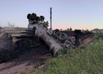 Cierran carretera Ímuris-Agua Prieta por derrame de pipa