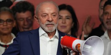 Lula admite que el resultado electoral es “inesperado” y ataca a Bolsonaro por sus lazos con el crimen