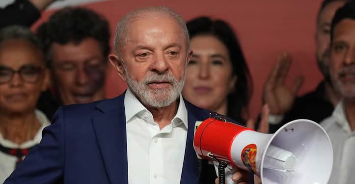 Lula admite que el resultado electoral es “inesperado” y ataca a Bolsonaro por sus lazos con el crimen