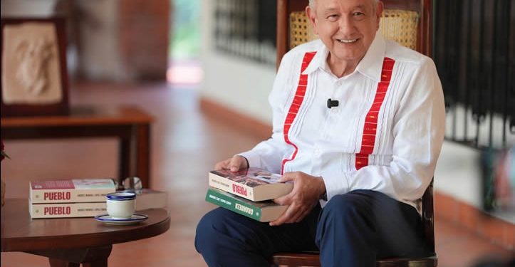 Ronald Johnson actúa más como un policía entrometido que como diplomático, señala AMLO en “Pueblo”