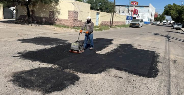 Ayuntamiento de Hermosillo ejecuta trabajos de bacheo en vialidades de alta circulación
