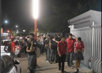 Entrega Toño Astiazarán corredor Camina Segura en las Bugambilias