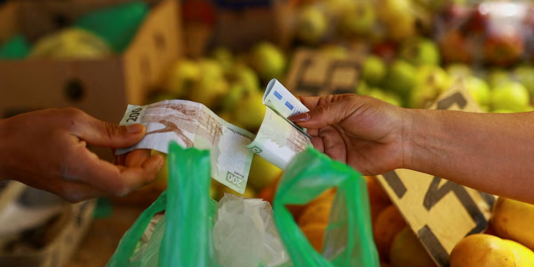 La inflación en México repunta en octubre por la electricidad, los servicios y el transporte aéreo
