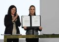 Sheinbaum firma el decreto que veta a candidatos a la Presidencia con doble nacionalidad