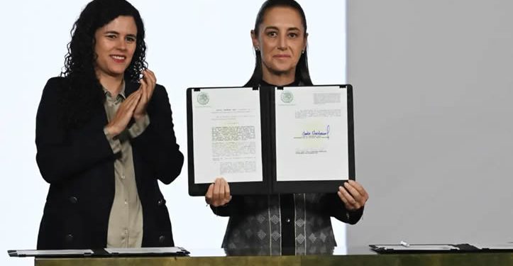 Sheinbaum firma el decreto que veta a candidatos a la Presidencia con doble nacionalidad