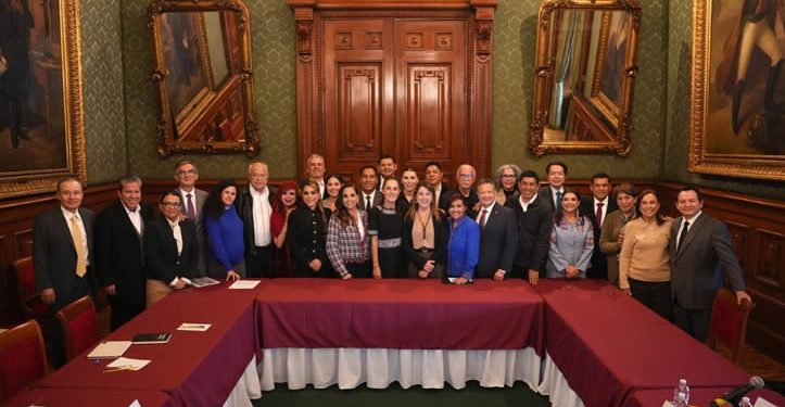 Sheinbaum revisa avances del IMSS-Bienestar con gobernadores de 24 estados; Durazo entre ellos.