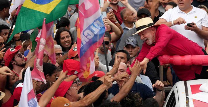 Lula logra una remontada histórica en Brasil y da la victoria a la izquierda frente al avance ultra de los Bolsonaro