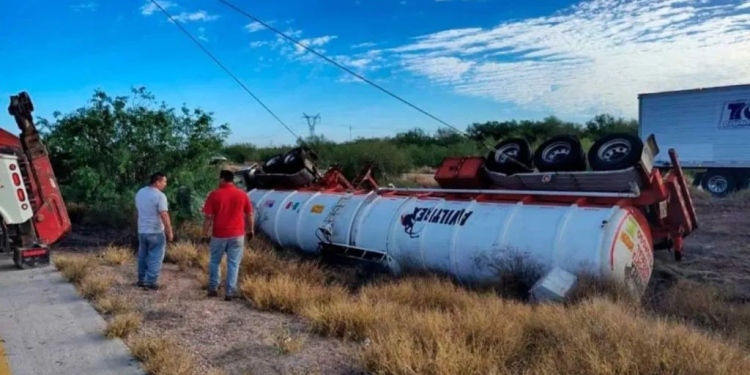 Vuelca pipa cargada con nitrato de amonio en Cucurpe, reportan una persona muerta y otra herida