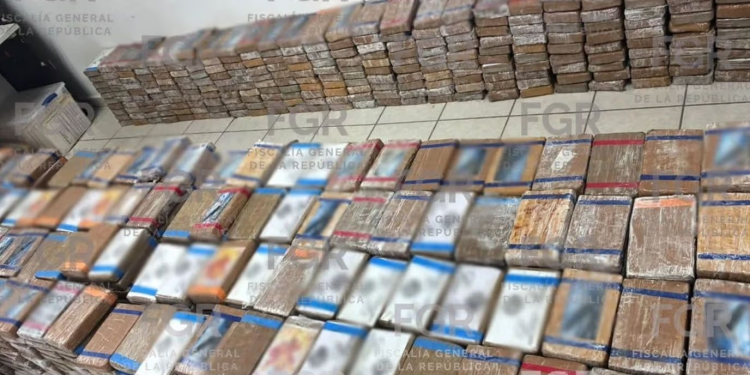 FGR Vincula a Proceso a 2 Hombres por Transportar Una Tonelada de Cocaína y Fentanilo en SLRC