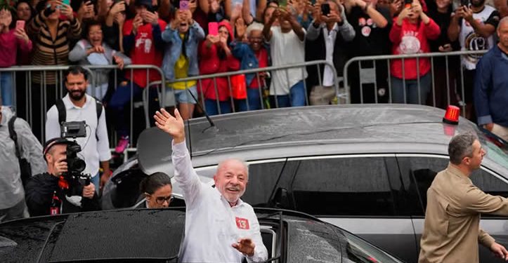 Júbilo popular y desplome del mercado bursátil tras el triunfo de Lula da Silva en Brasil