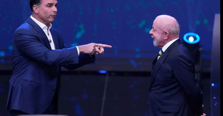 Lula y Flávio Bolsonaro intercambian acusaciones de corrupción en su primer debate para la segunda vuelta