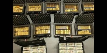 Hallan 298 lingotes de oro que costaron 826 millones de pesos en casa de exfuncionario de la CIA