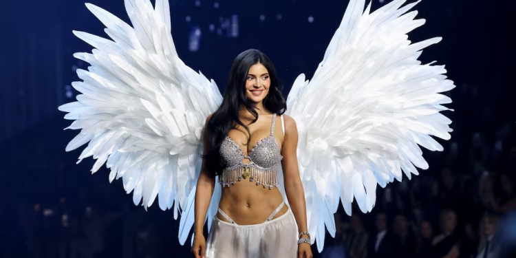 Kylie Jenner debuta en el desfile de Victoria’s Secret con un Fantasy Bra de 50 millones, el más caro de la historia