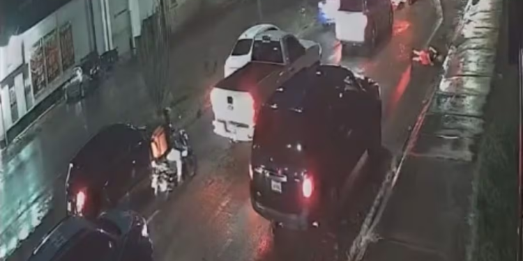 Elemento de la PESP Atropella a Sujeto Sentado en una Banqueta en Hermosillo