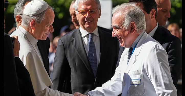 El Vaticano revela que la operación del Papa ha concluido “positivamente”