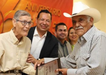 Entrega SNTE Sección 54 reconocimientos a jubilados y pensionados de la Región 1