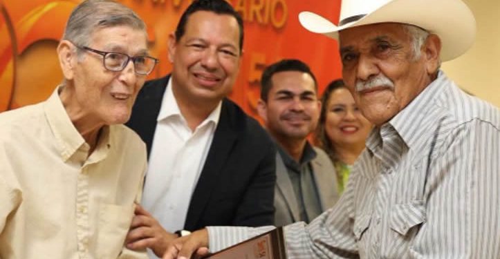Entrega SNTE Sección 54 reconocimientos a jubilados y pensionados de la Región 1