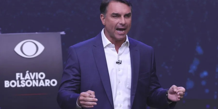 Flávio Bolsonaro se declara «verdadero presidente electo de Brasil»