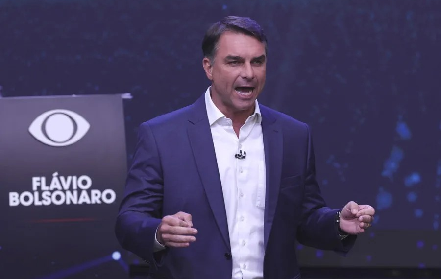 Flávio Bolsonaro se declara «verdadero presidente electo de Brasil»