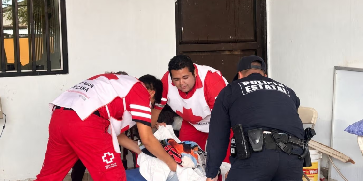 Rescatan a Mujer de la Tercera Edad de Casa en Llamas en Hermosillo