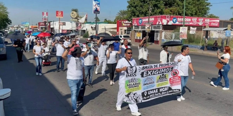 Trabajadores del IMSS protestan en Sonora; exigen aumento salarial de 10%