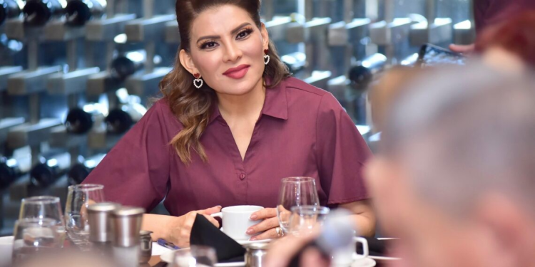 Lorenia Valles intercambia propuestas con diputadas y diputados locales