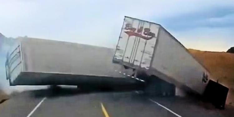 Accidente entre tres tráileres deja dos heridos en carretera Sonoyta-San Luis Río Colorado; una de las unidades se incendió tras la colisión